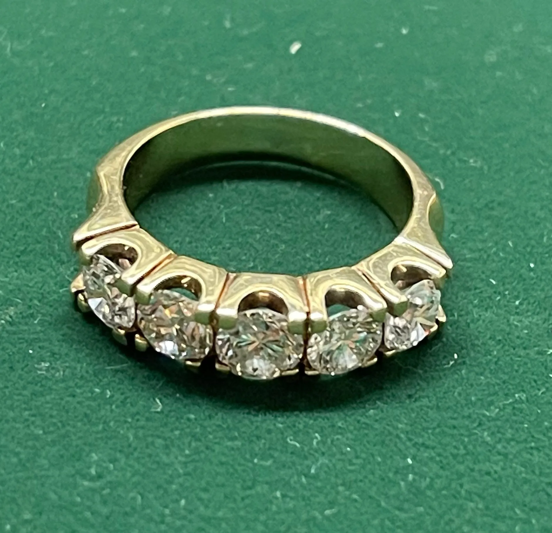 3.25 CT  DIAMOND DVS QUALITY 18K YELLOW GOLD UNIQUE RING- $40K APR VALUE w/ CoA!