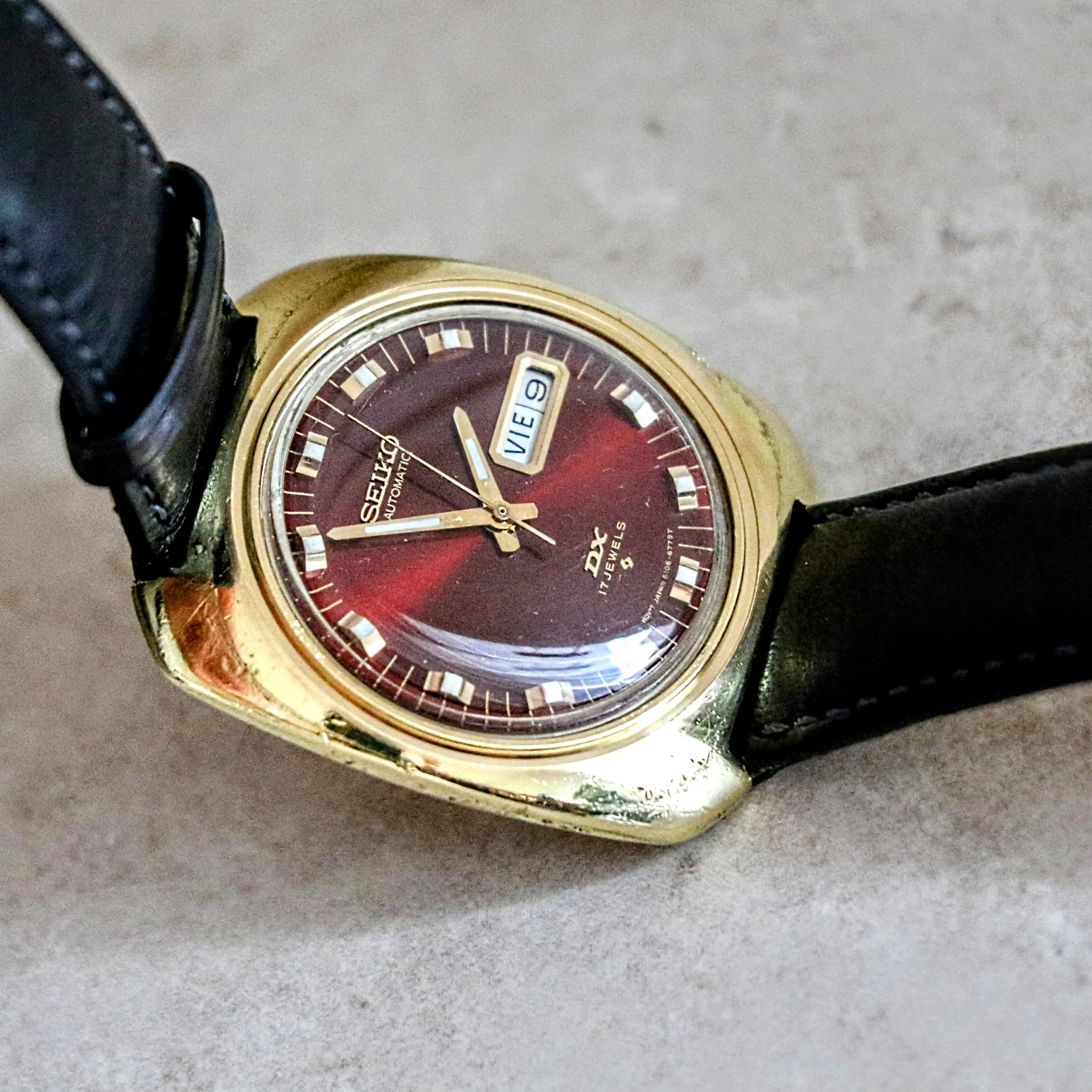 971 SEIKO DX Automatic Watch Day/Date Indicator Cal. 6106C 17Jewels Wristwatch