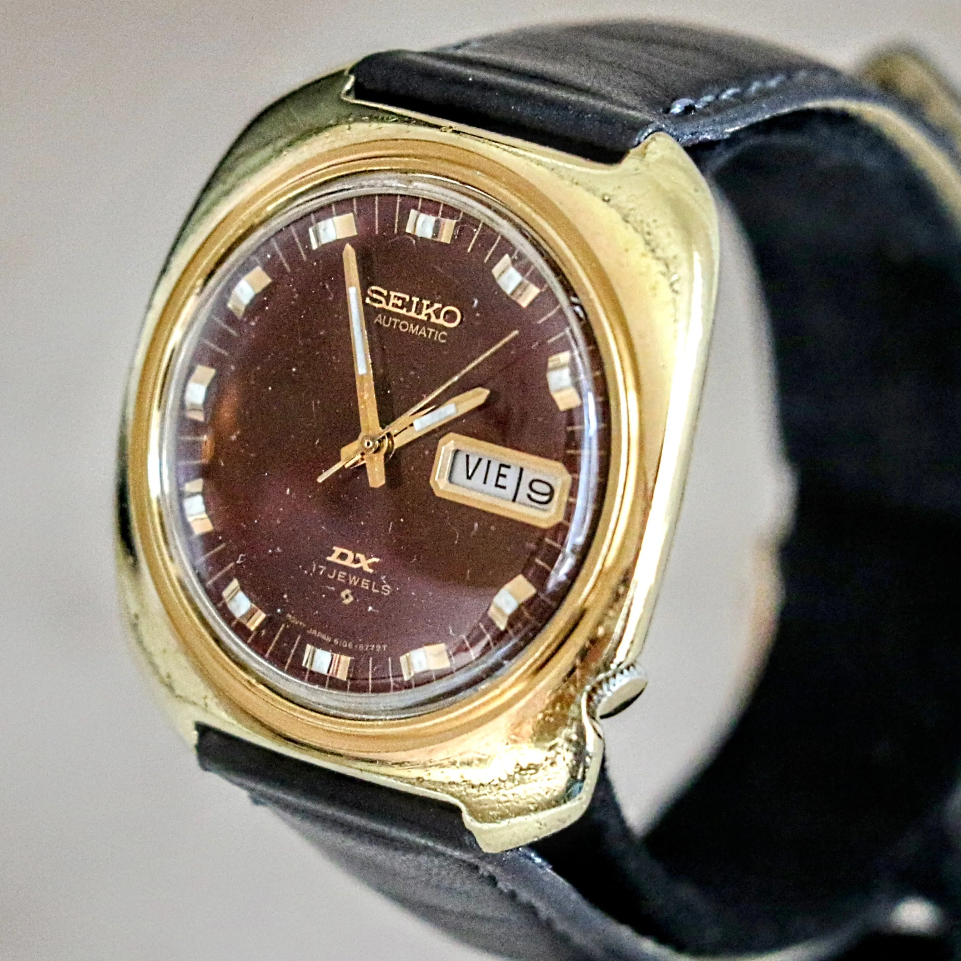 971 SEIKO DX Automatic Watch Day/Date Indicator Cal. 6106C 17Jewels Wristwatch