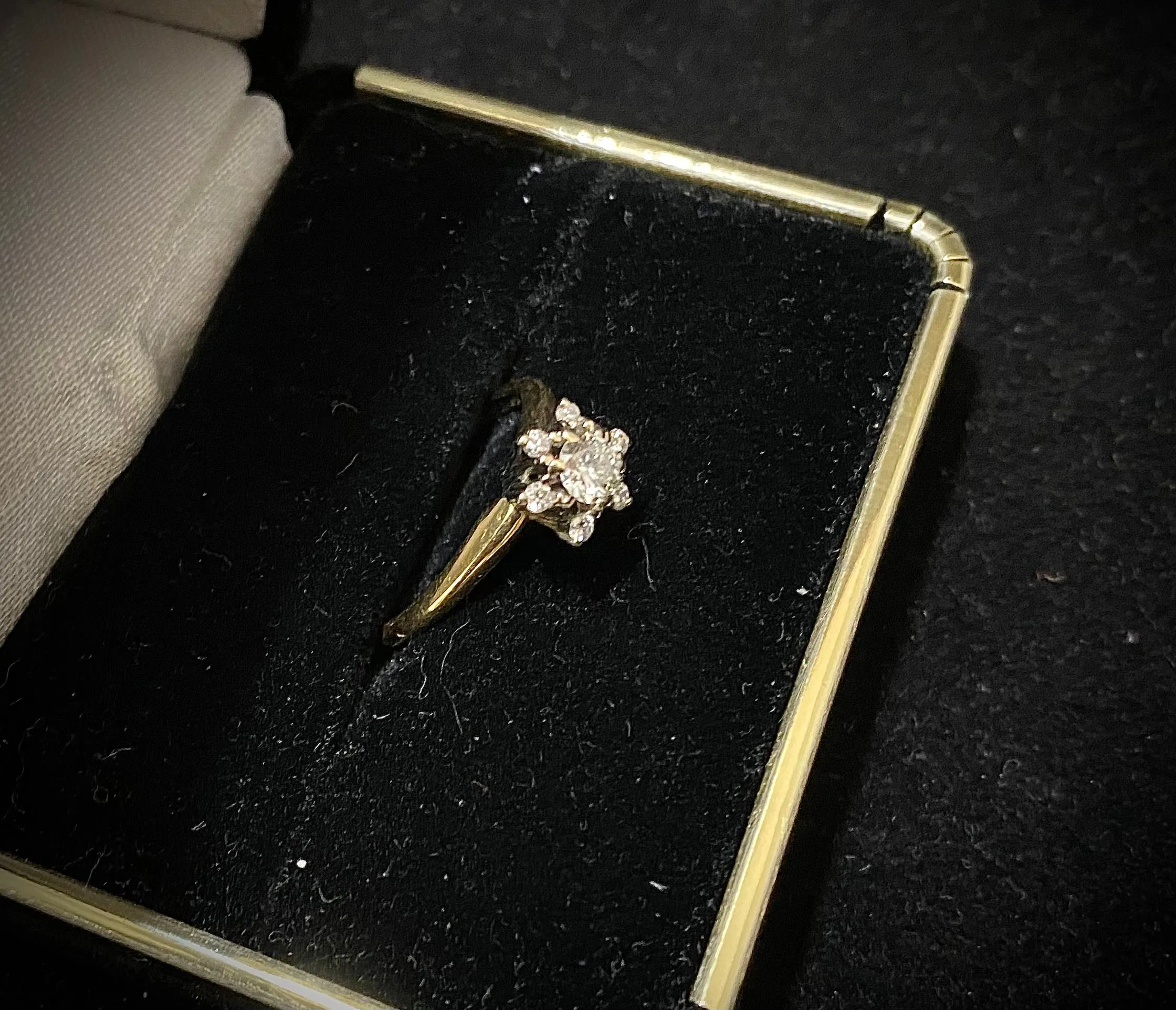 Amazing Solid Yellow Gold 6-Diamond Ring - $6K Appraisal Value w/ CoA! }