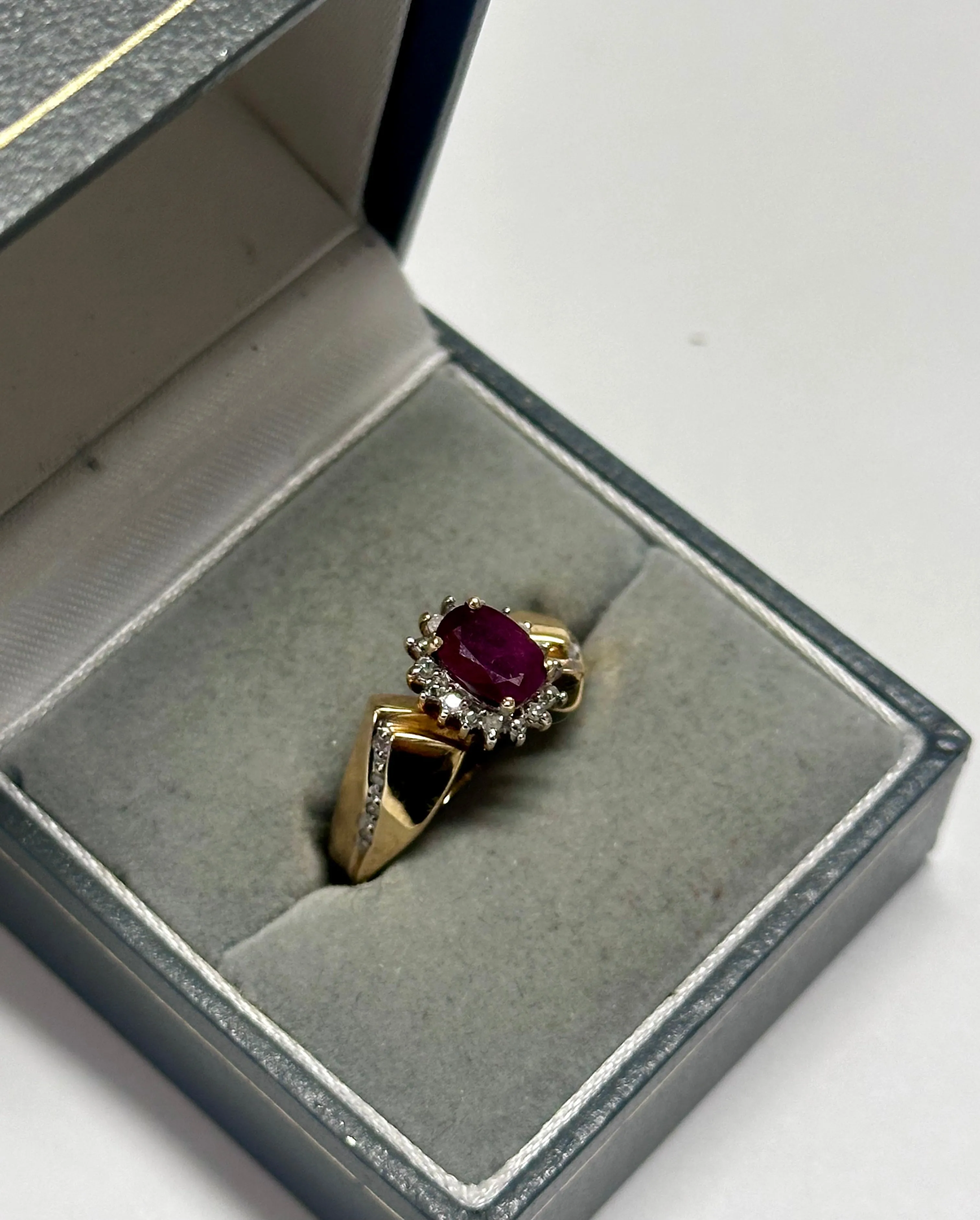 BEAUTIFUL ANTIQUE DESIGNER RUBY DIMAOND YELLOW GOLD RING  - $8k APR w/ CoA!!!!!!