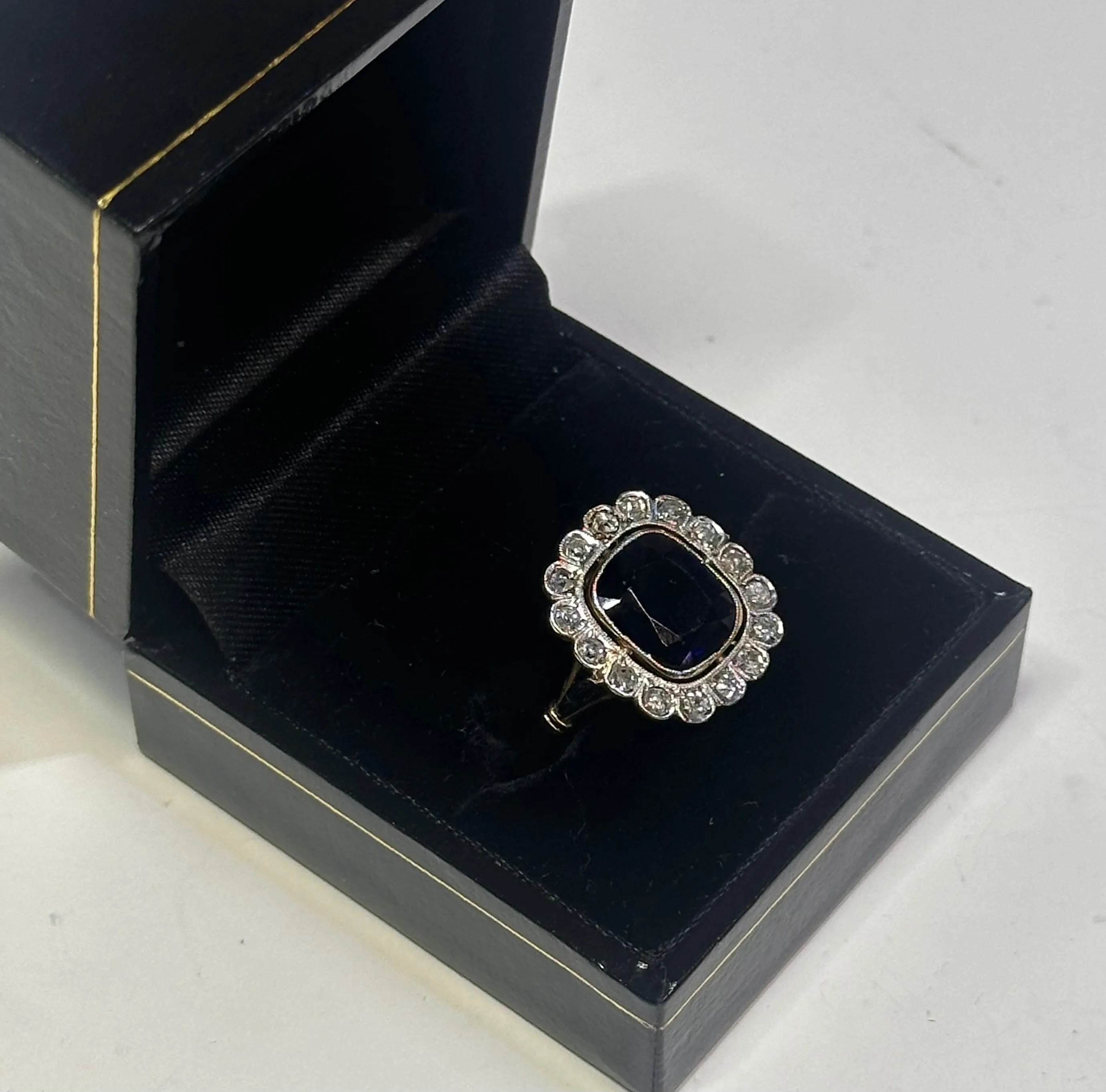 BEAUTIFUL LADIES SAPPHIRE & DIAMONDS 18K YELLOW GOLD RING - $40k APR w/ CoA!