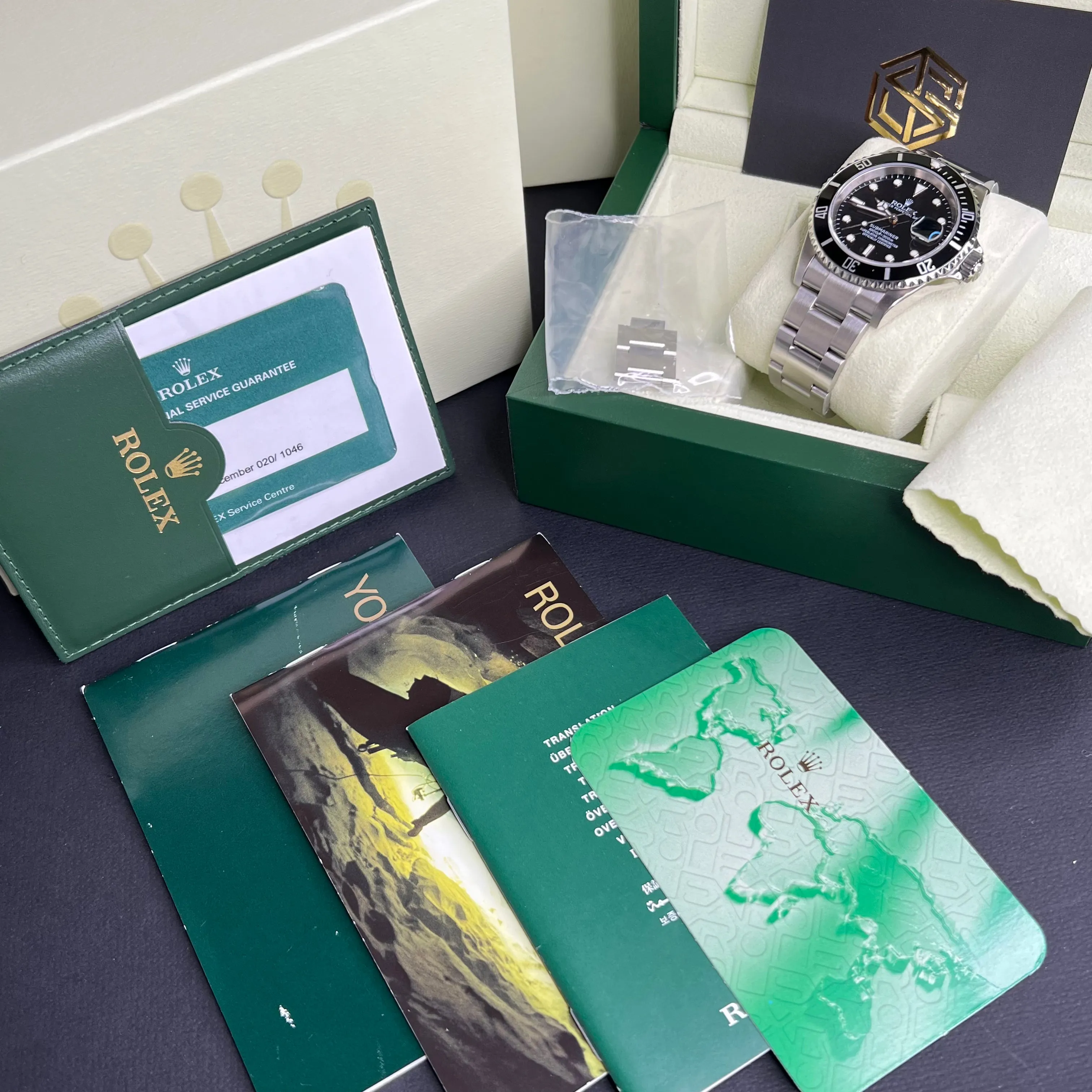 Rolex 16610 Submariner Date 40mm 2006 Collector's Full Set Watch
