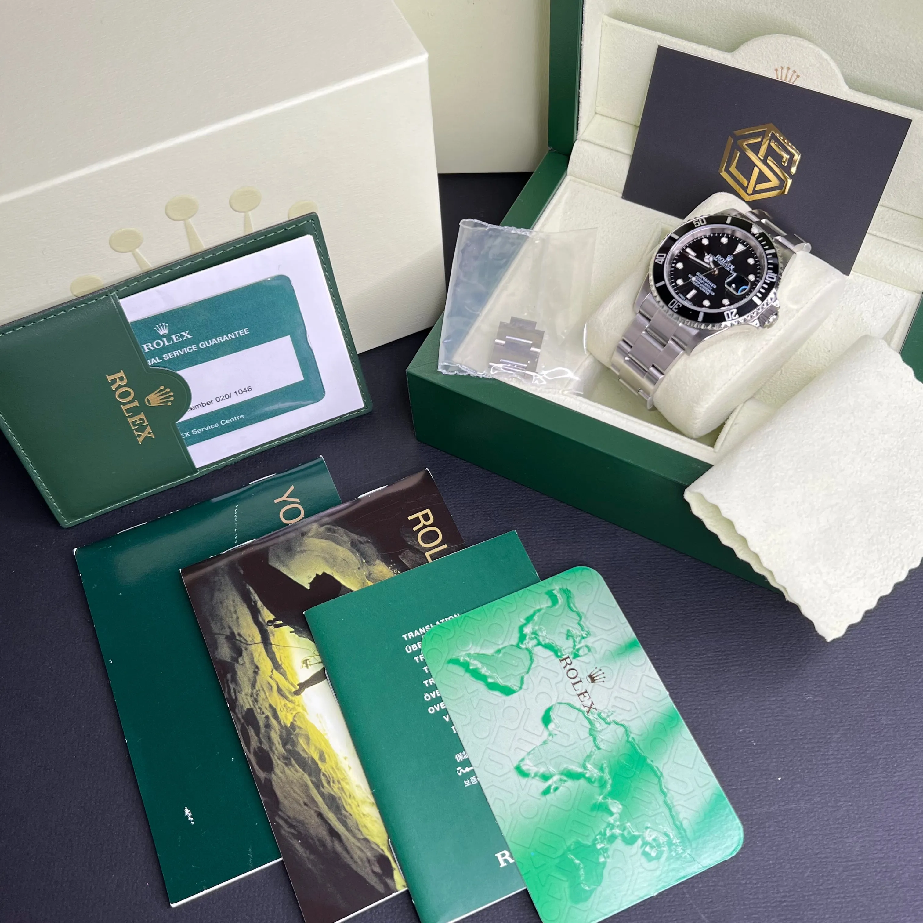 Rolex 16610 Submariner Date 40mm 2006 Collector's Full Set Watch