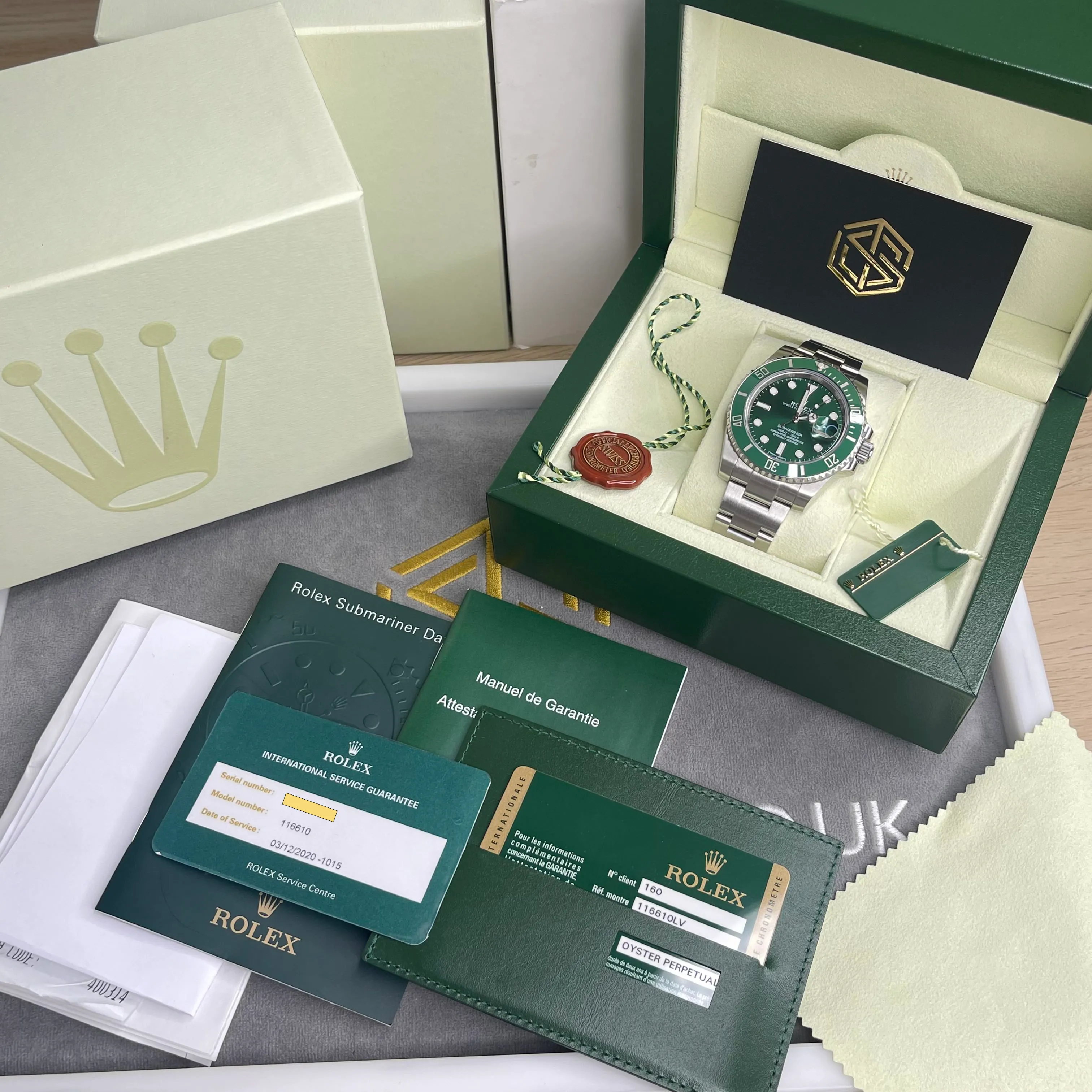 Rolex Submariner Date Hulk 116610LV 2012 Collector's Set Watch